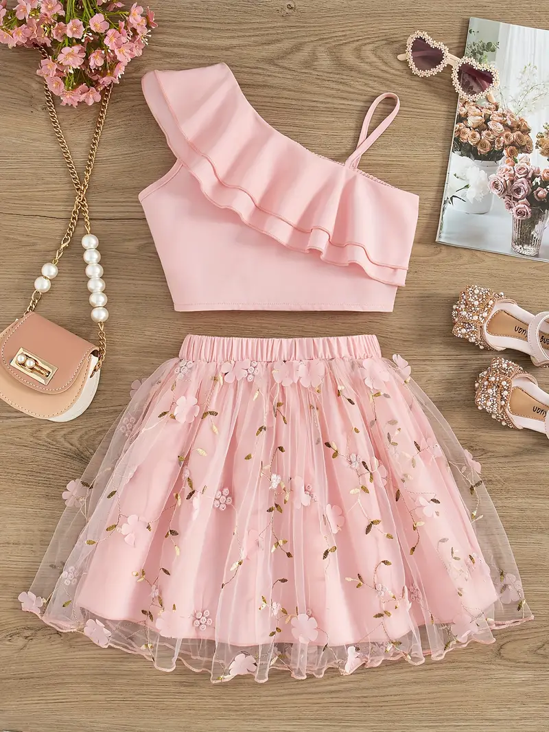 Conjunto de verano para niñas, top corto con hombros descubiertos y falda con detalles de malla. Ideal para fiestas y regalos.